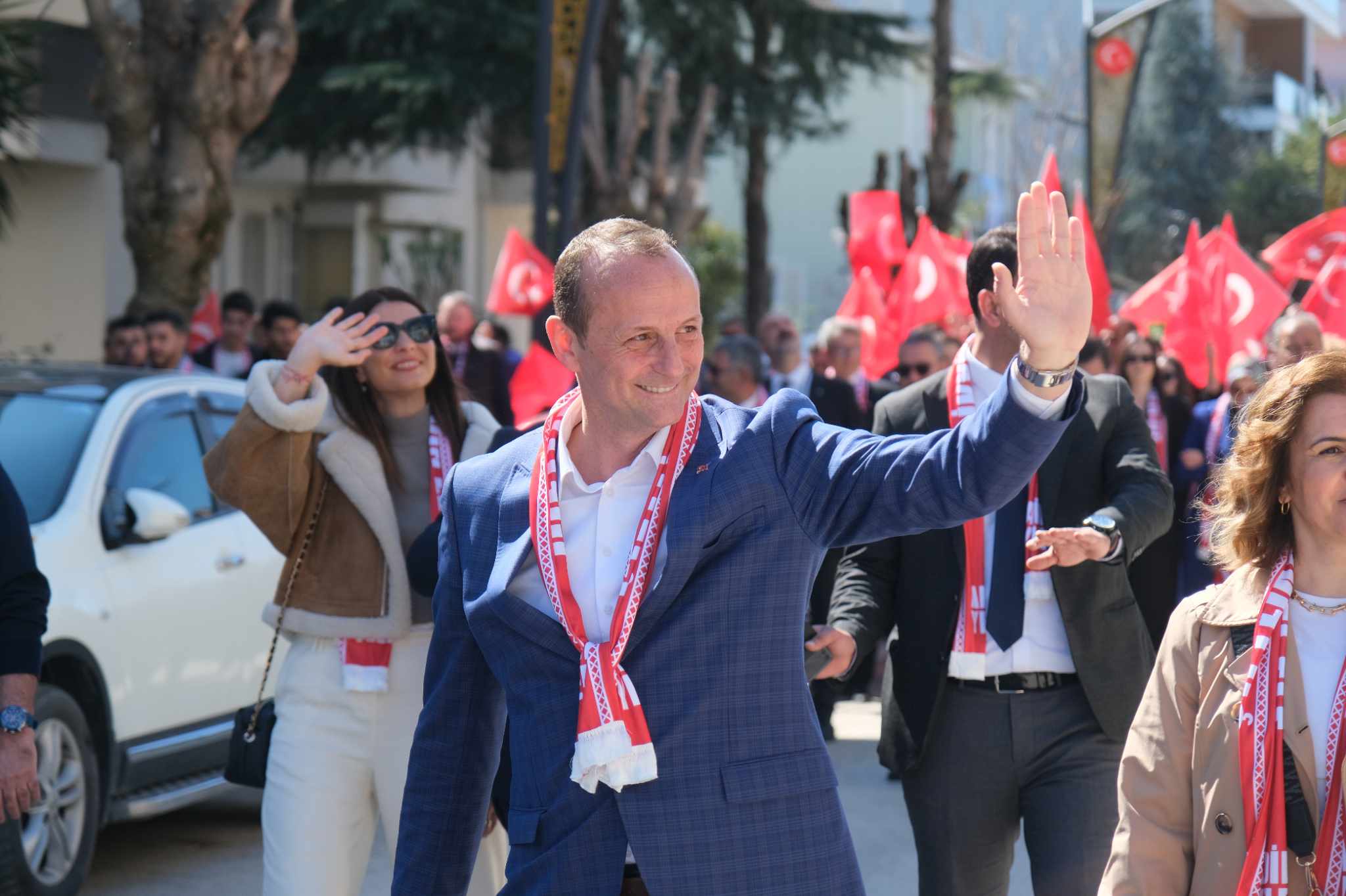 ADİL YELE: CEKETİ ÇIKARIP KOLLARI SIVIYORUZ