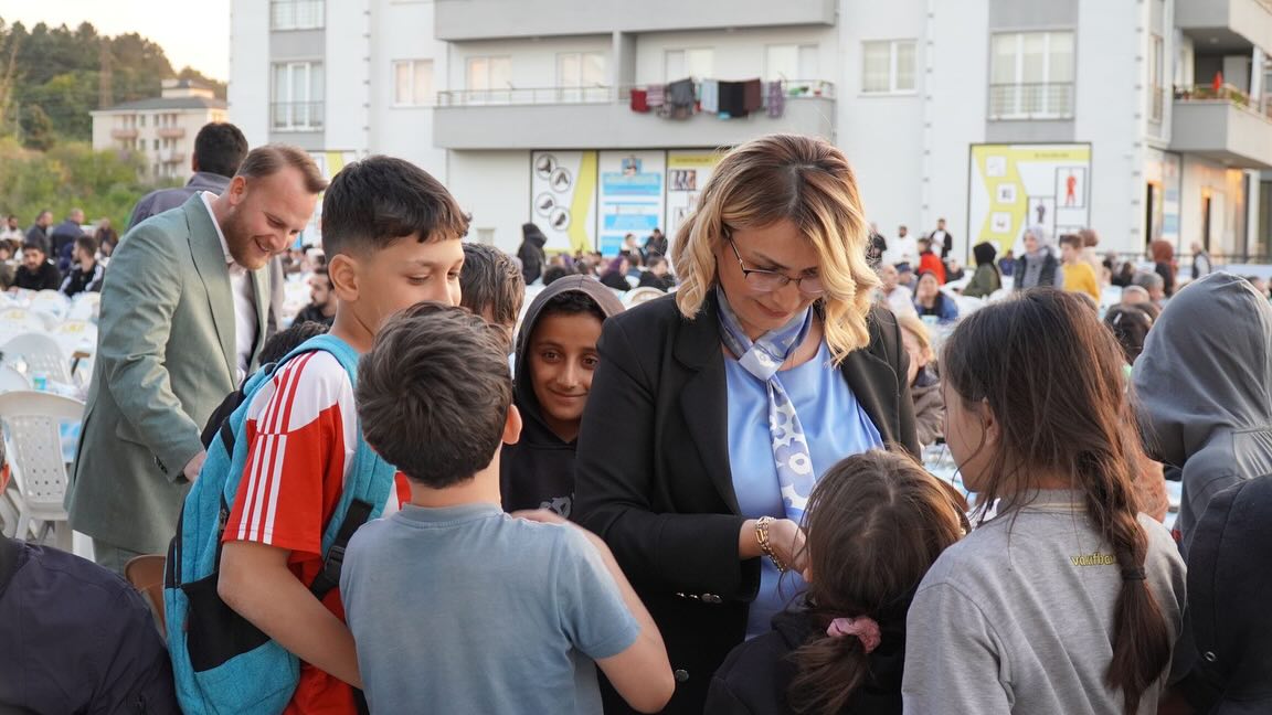 ALTINOVA’DA 4 BİN KİŞİ BİRLİKTE ORUÇ AÇTI