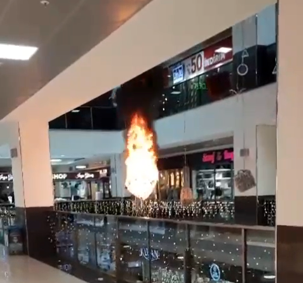 AVM TAVANINDA ALEV ALAN AVİZE, ZEMİNE DÜŞTÜ