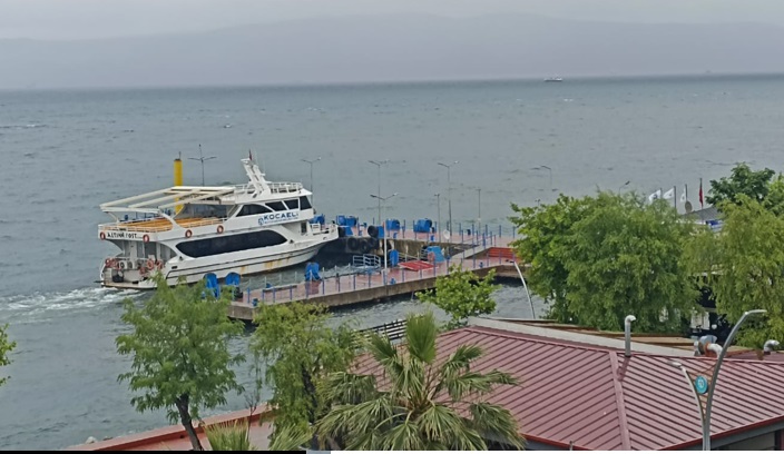 KARAMÜRSEL’DE YOLCU TEKNESİ DENİZİN ORTASINDA BOZULDU!