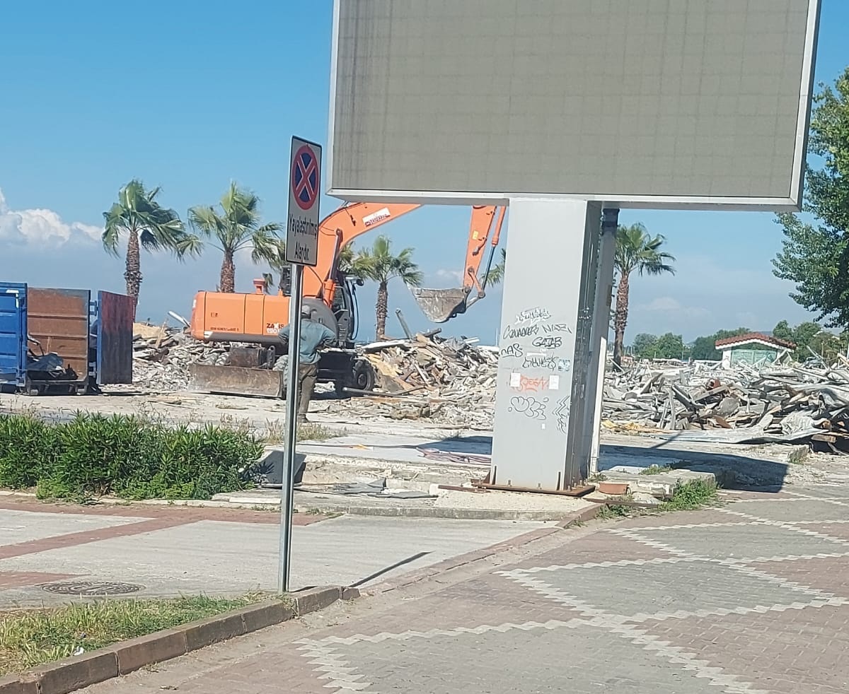 DONANMA TESİSLERİ YIKILIYOR