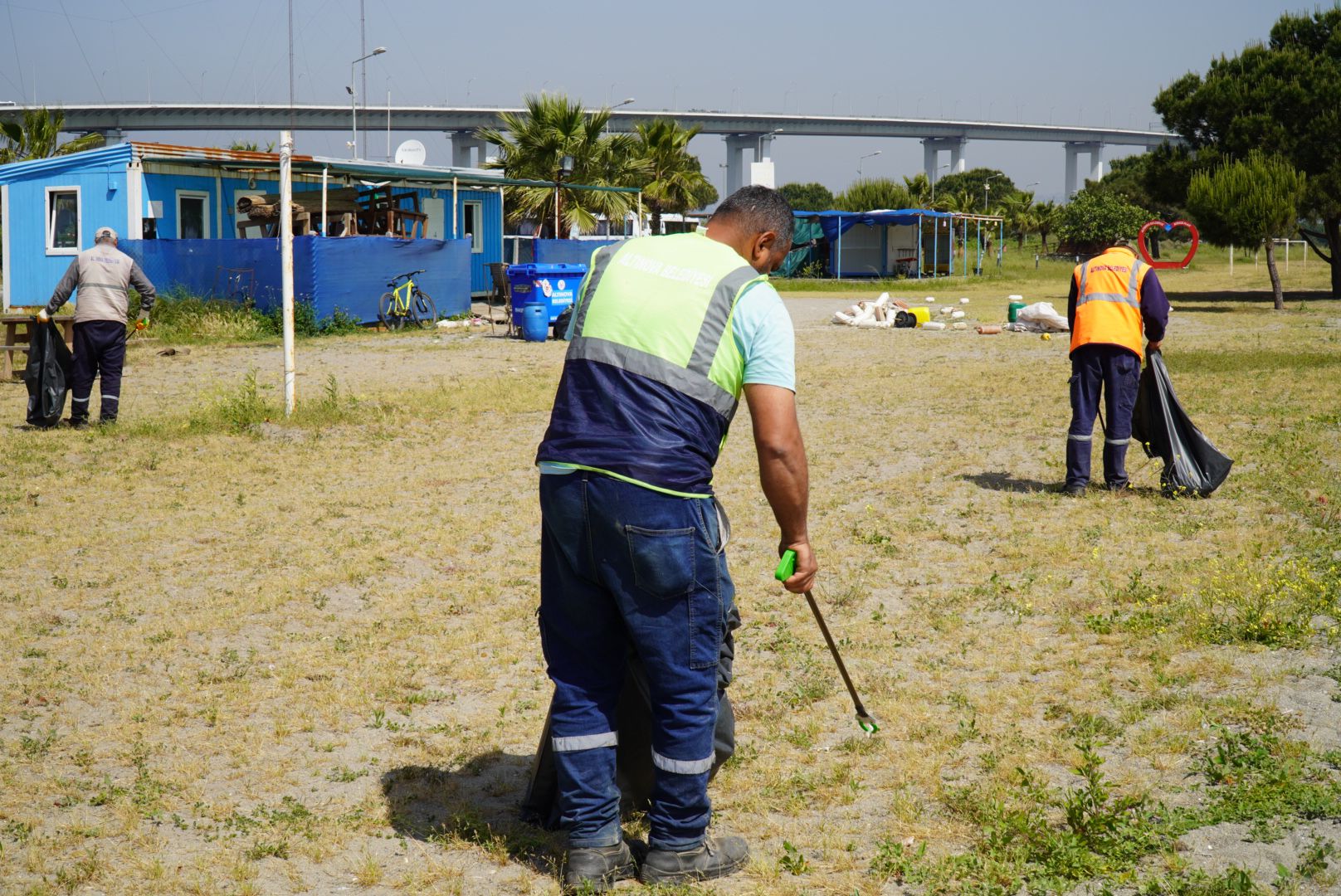 HERSEK SAHİLİNDE TEMİZLİK ÇALIŞMALARI START ALDI