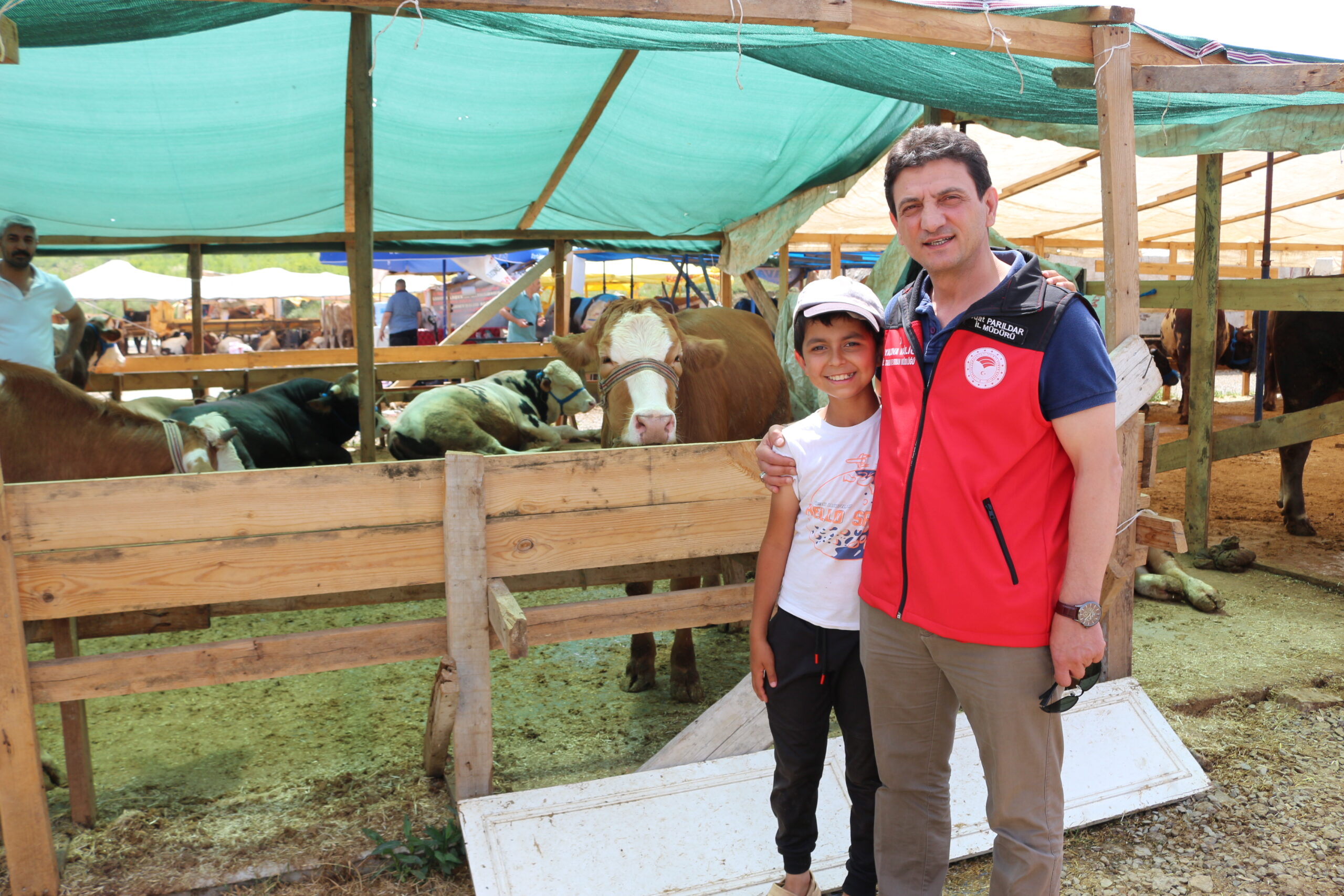 İL MÜDÜRÜ PARILDAR KURBAN PAZARINI ZİYARET ETTİ