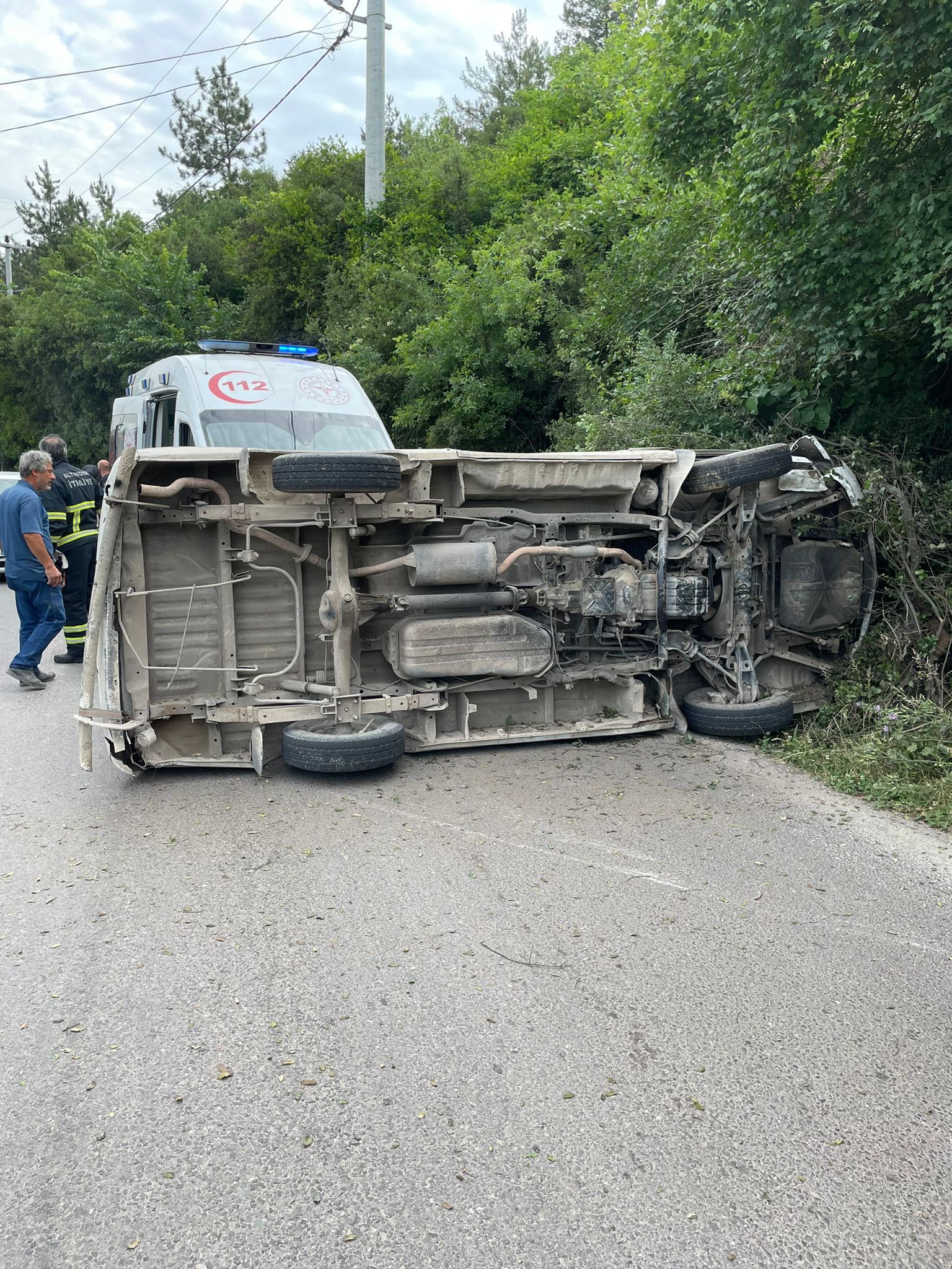 DİREKSİYON BAŞINDA UYUYA KALDI, KAZA YAPTI