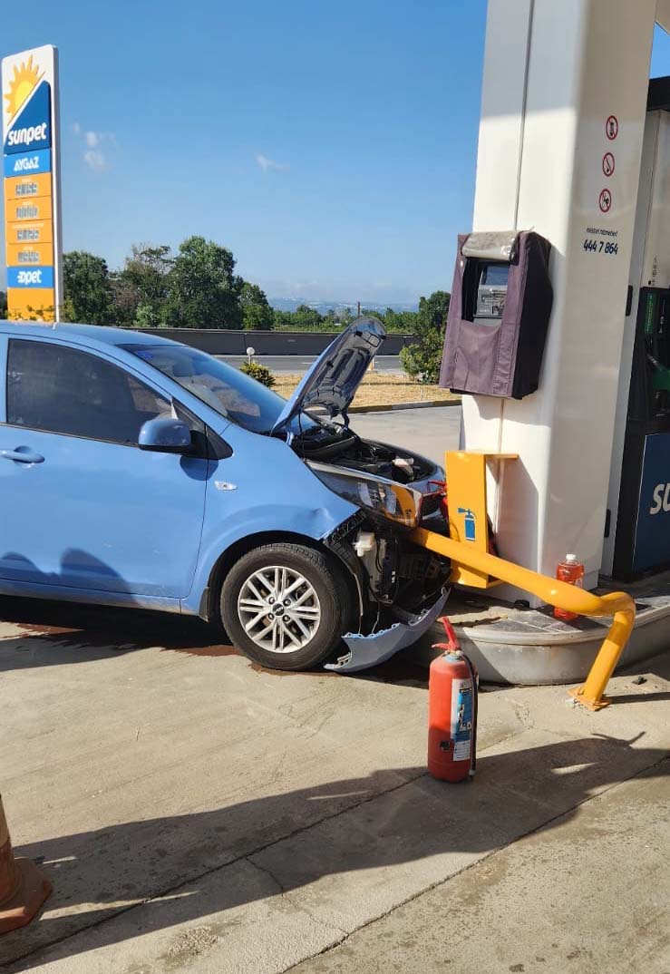 YALOVA’DA EHLİYETSİZ SÜRÜCÜ AKARYAKIT İSTASYONUNA ÇARPTI