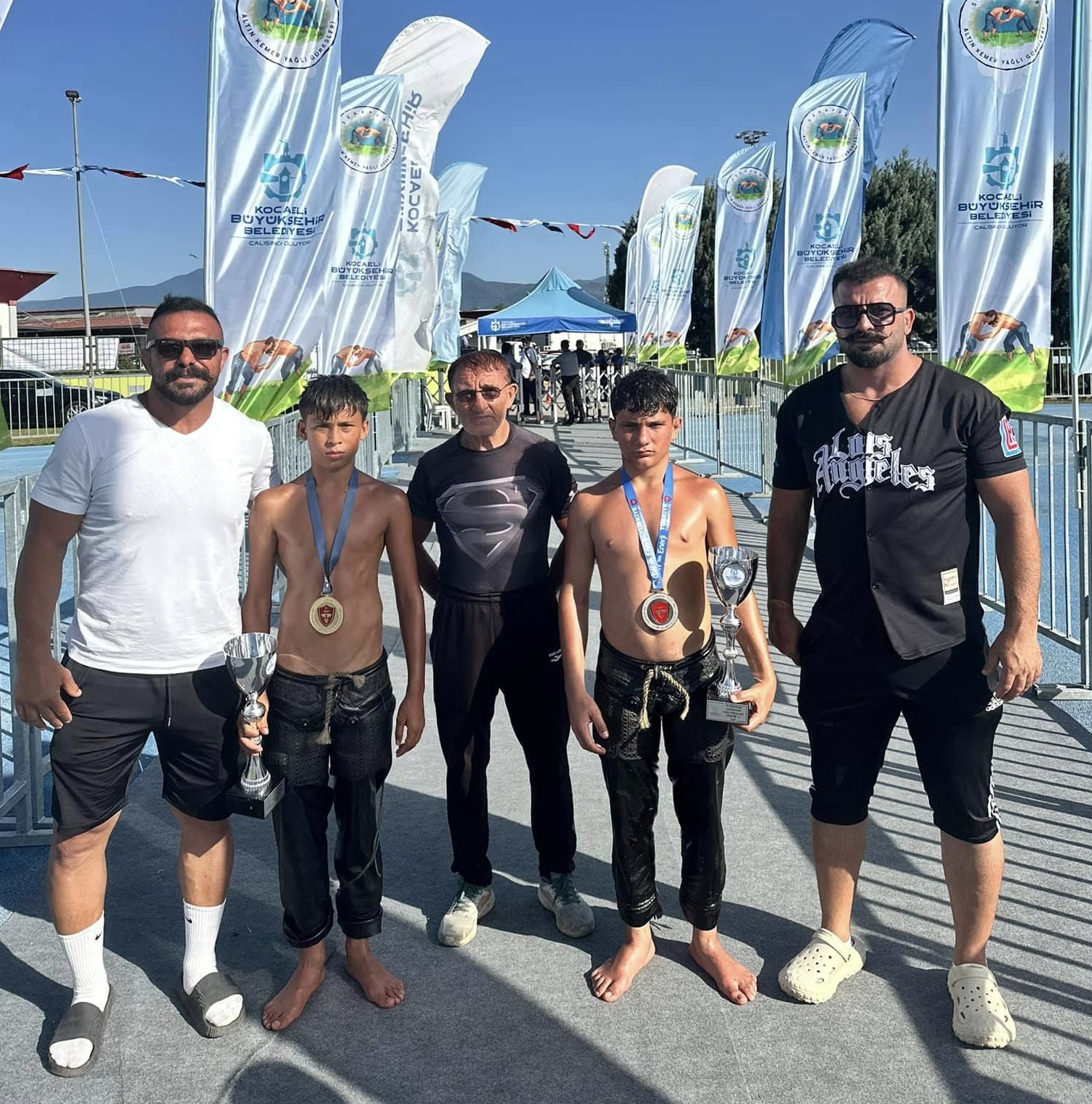 KOCAELİ YAĞLI PEHLİVAN GÜREŞLERİNDE ‘ALTINOVA’YA İKİ KUPA BİRDEN