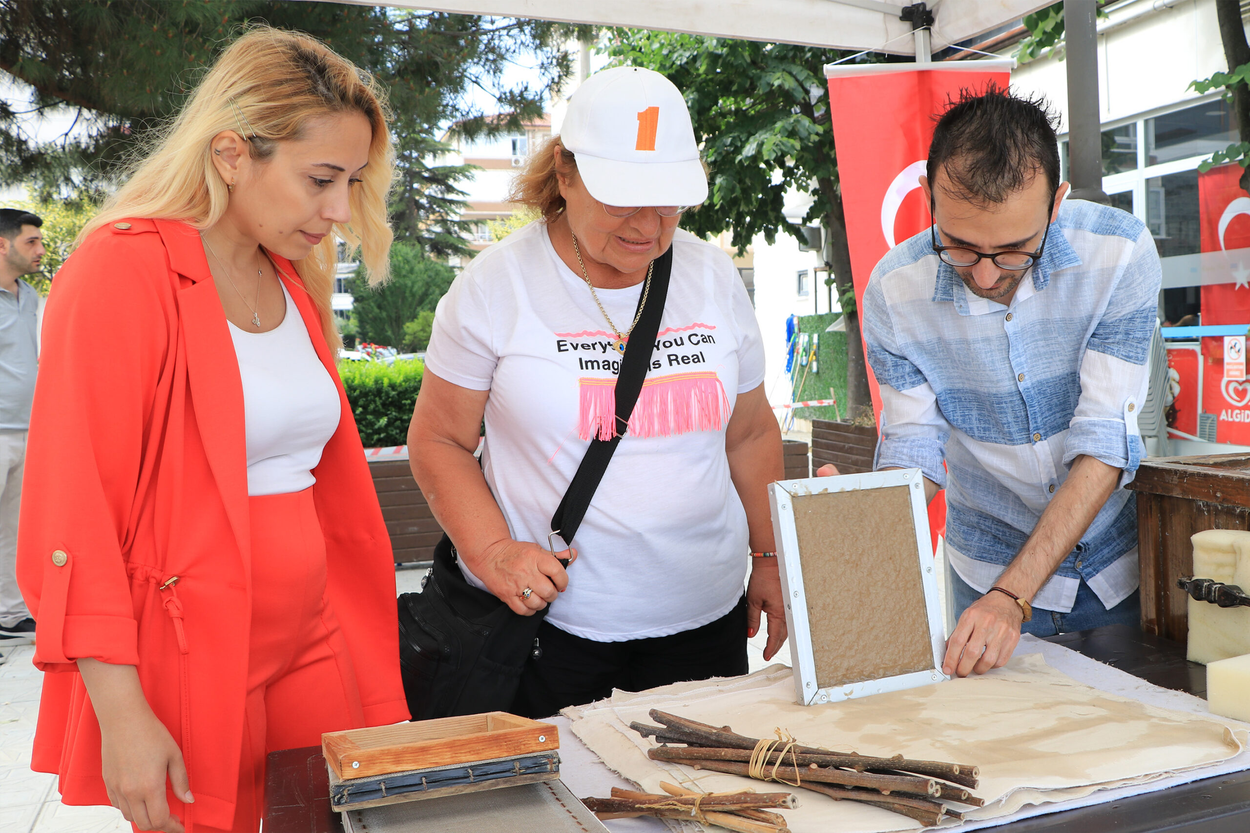 ÇİFTLİKKÖYLÜ ÖĞRENCİLER GELENEKSEL KAĞIT YAPIMINI ÖĞRENDİ