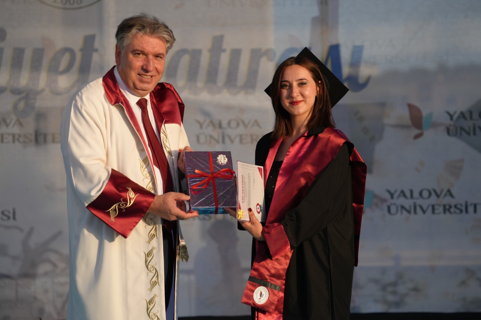 YALOVA ÜNİVERSİTESİ 2023-2024 MEZUNLARINI GURURLA UĞURLADI