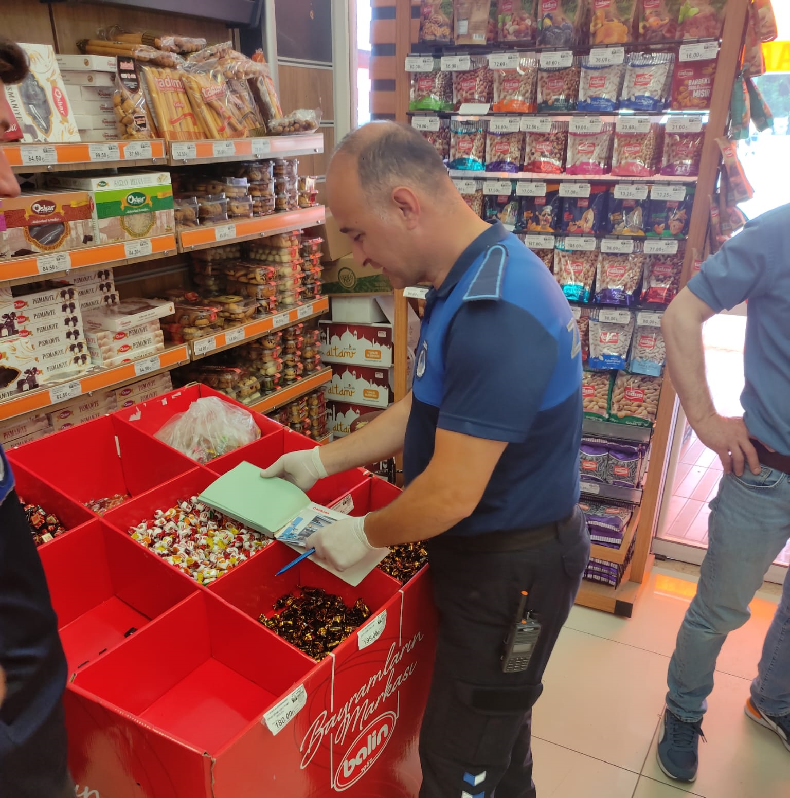 ALTINOVA’DA BAYRAM ÖNCESİ MARKETLER DENETLENDİ