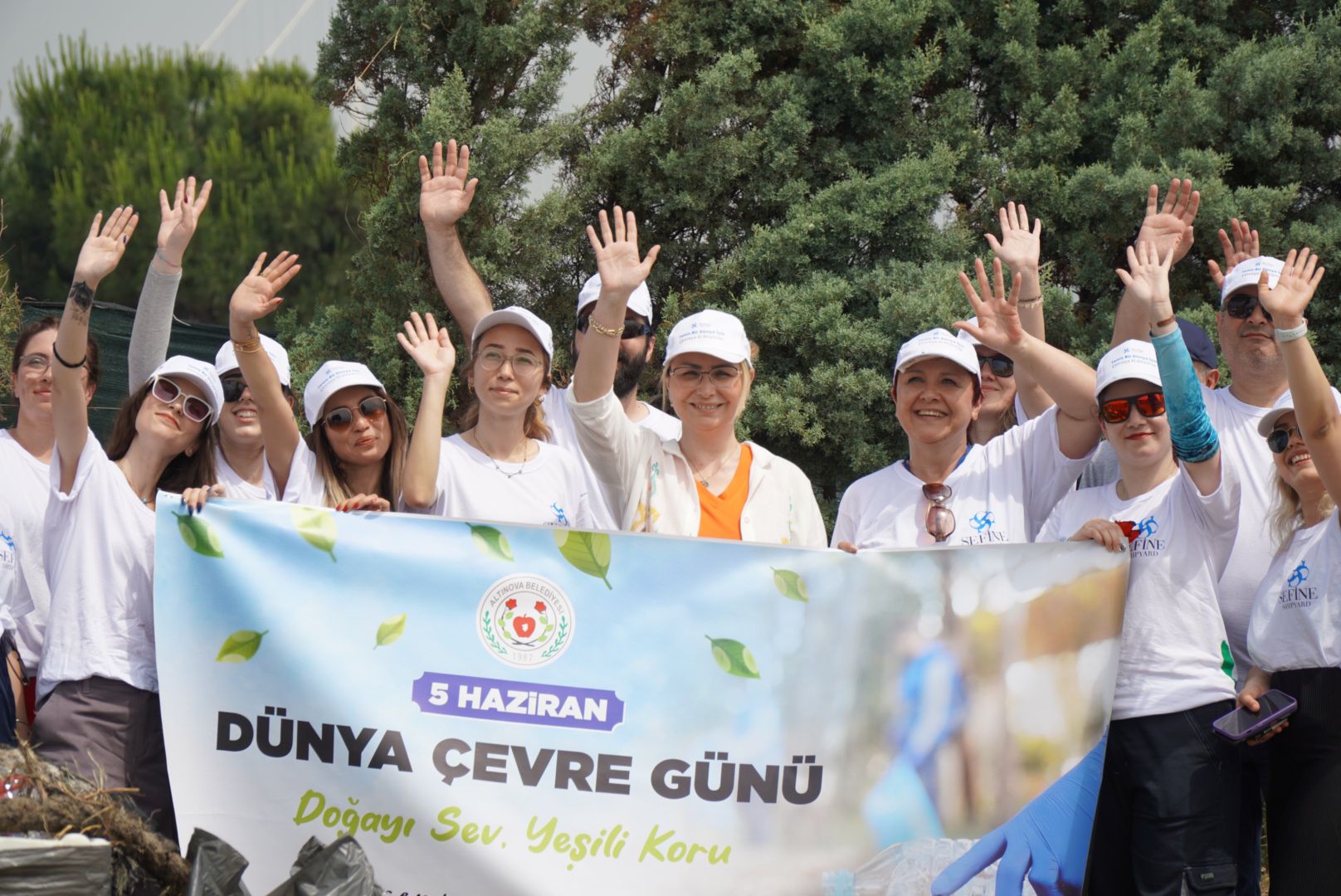 ALTINOVA SAHİLİ TEMİZLENDİ