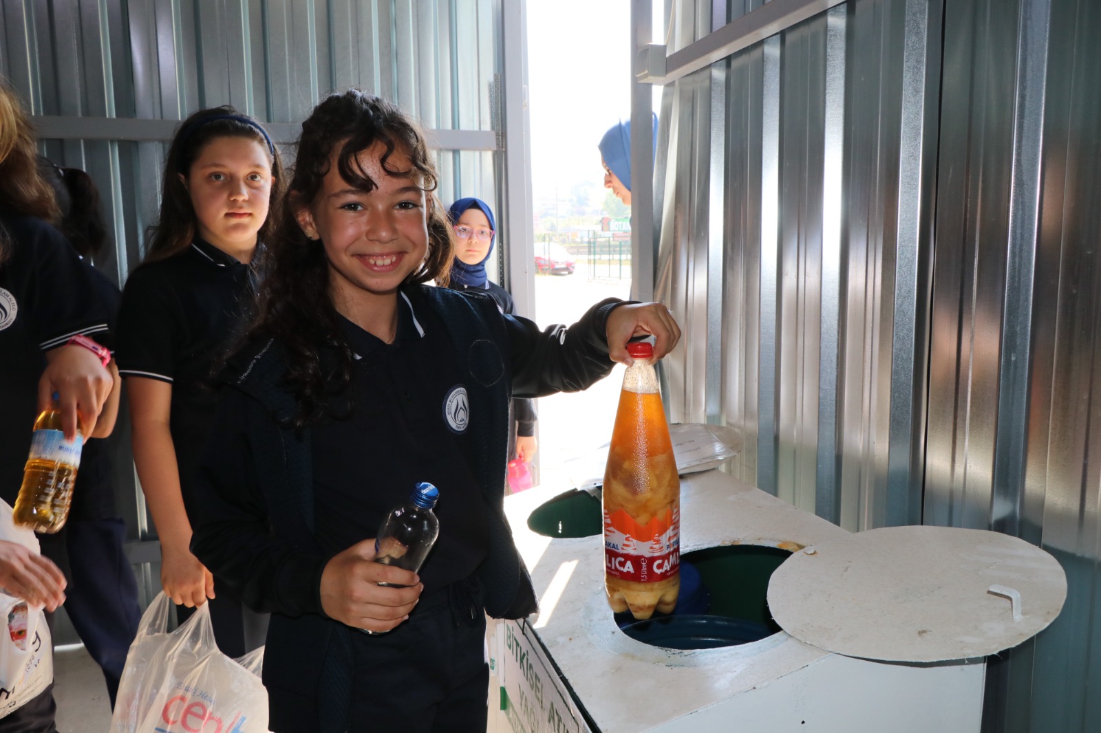 ÖĞRENCİLER ATIK YAĞLARI GERİ DÖNÜŞÜME KAZANDIRDI