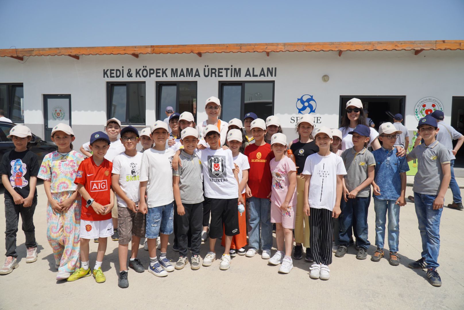 ALTINOVA’LI ÖĞRENCİLER KOMPOST VE SOKAK HAYVANLARI MAMA ÜRETİM TESİSİNİ GEZDİ