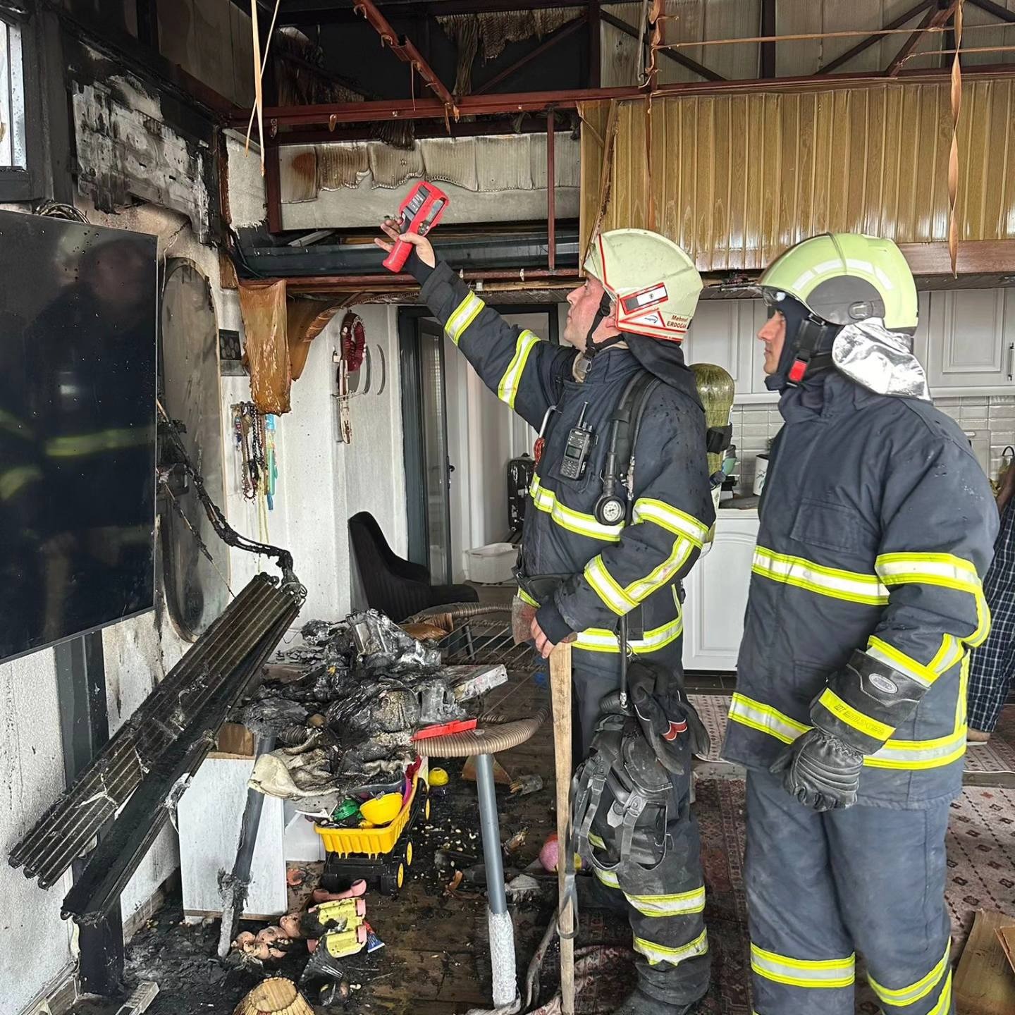 ÇİFTLİKKÖY’DE KLİMADAN ÇIKAN YANGIN SÖNDÜRÜLDÜ