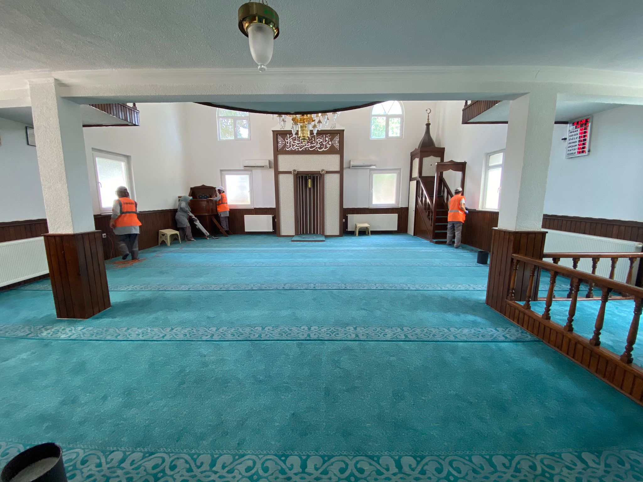 ALTINOVA’DA CAMİLER BAYRAMA HAZIR