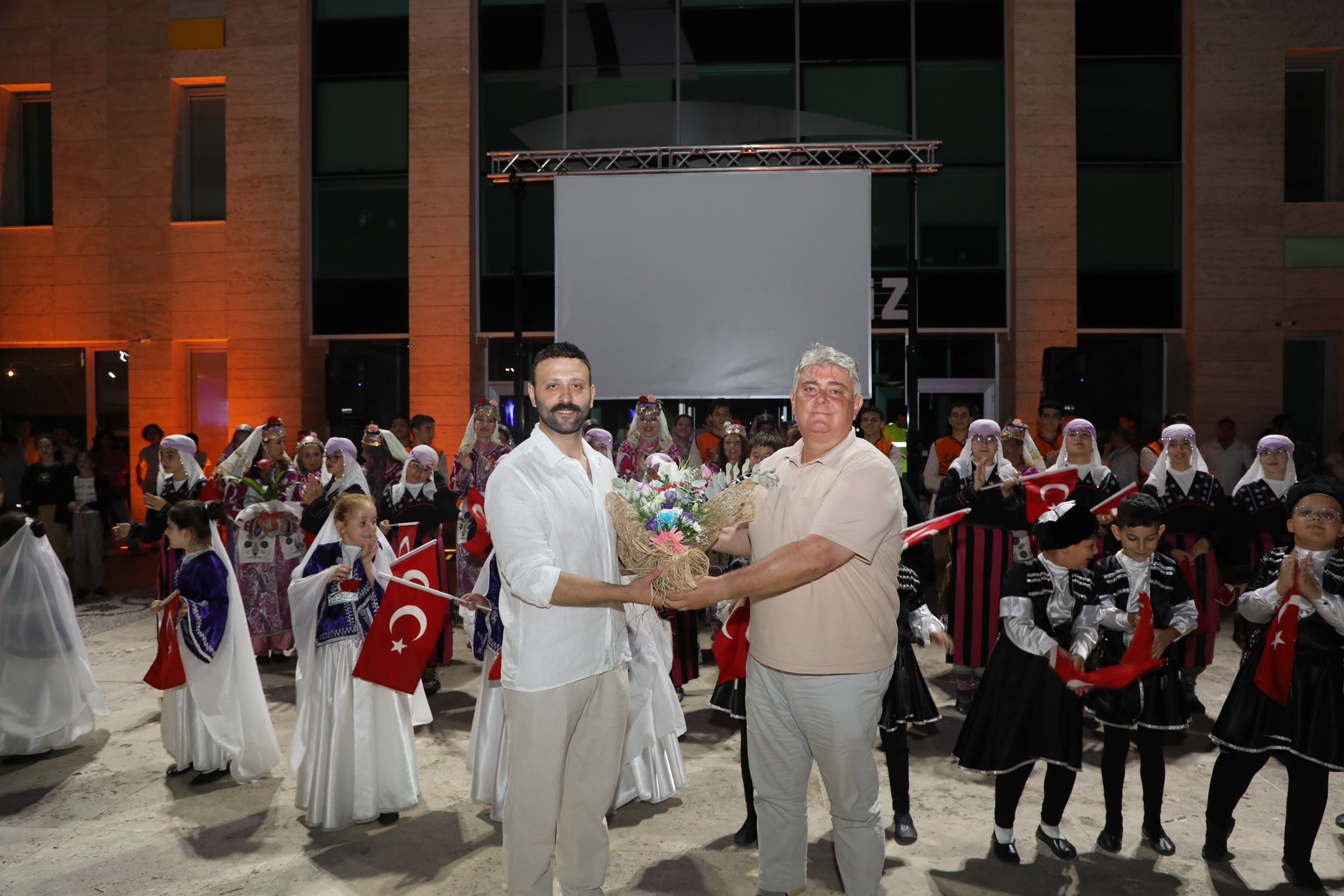 HALK OYUNLARI EKİBİNDEN MUHTEŞEM PERFORMANS