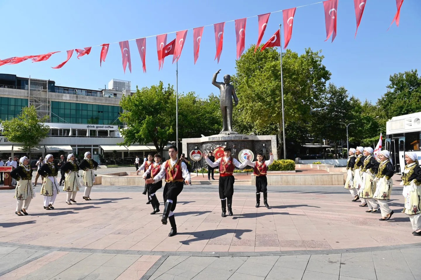 YALOVA’NIN KURTULUŞU TÖRENLE KUTLANDI
