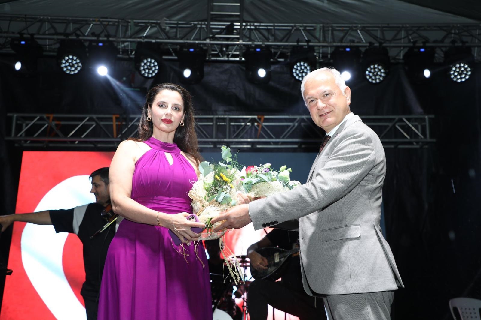 ÜNLÜ SANATÇI LARA’DAN MUHTEŞEM PERFORMANS