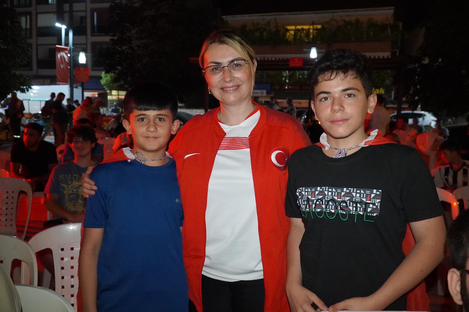 ALTINOVA’DA FORMALAR GİYİLDİ, BAYRAKLAR AÇILDI