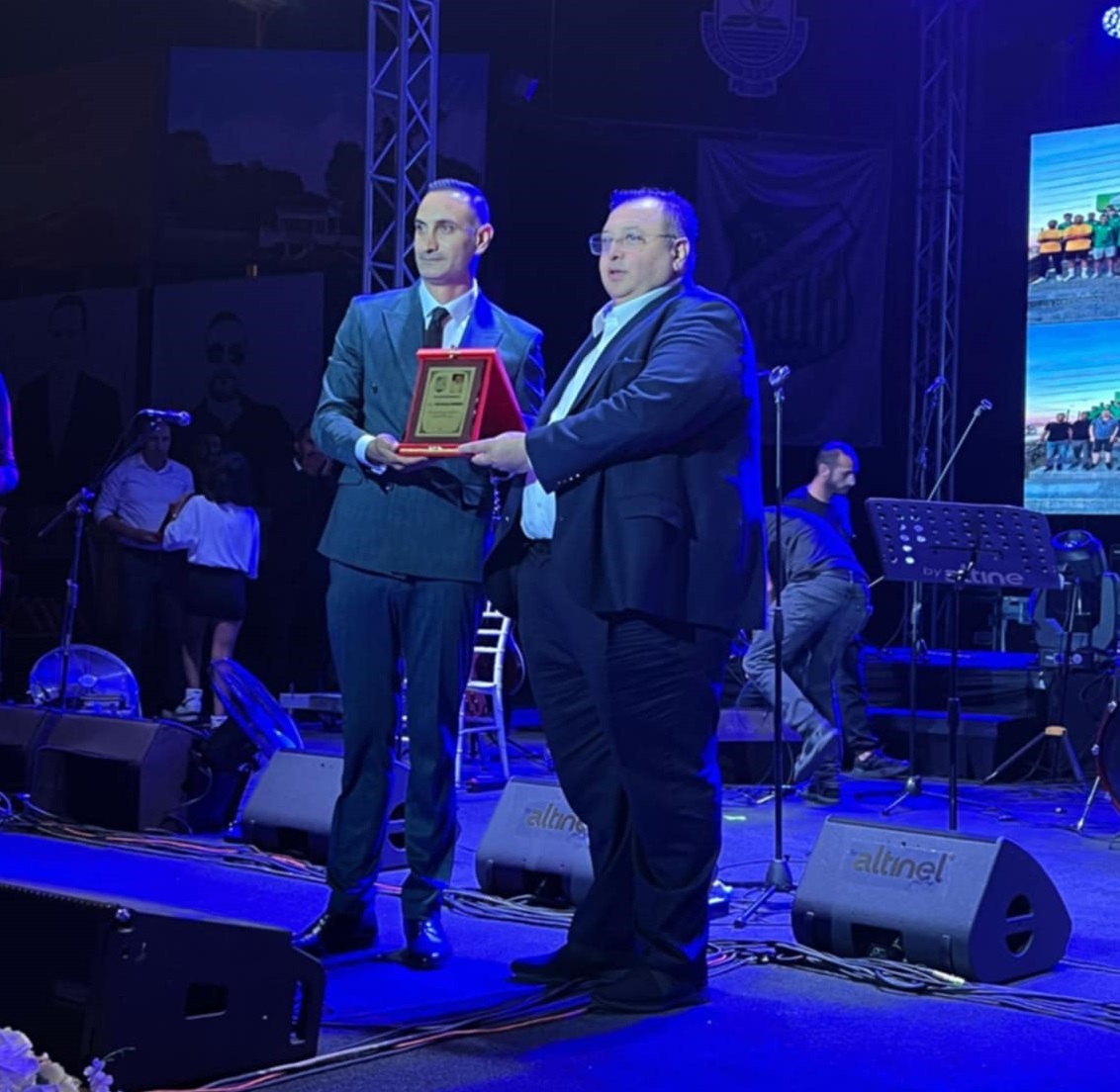 İŞ ADAMI DEMİRHAN’A PLAKET TAKDİM EDİLDİ