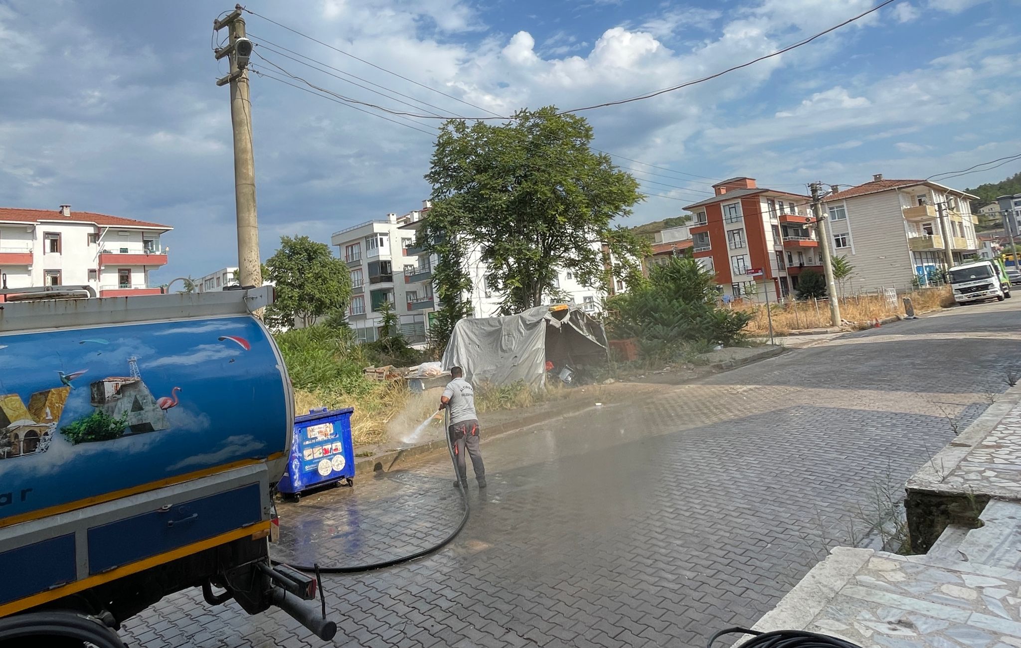 ALTINOVA’DA YOLLAR YIKANIYOR