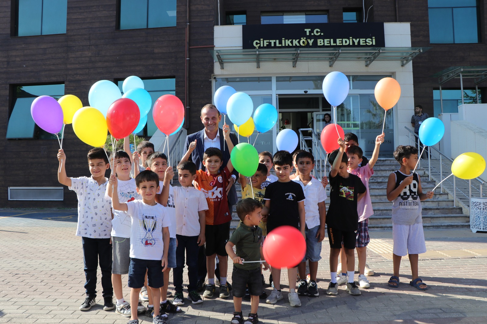 BAŞKAN YELE SÜNNET ÇOCUKLARINI BALONLARLA UĞURLADI