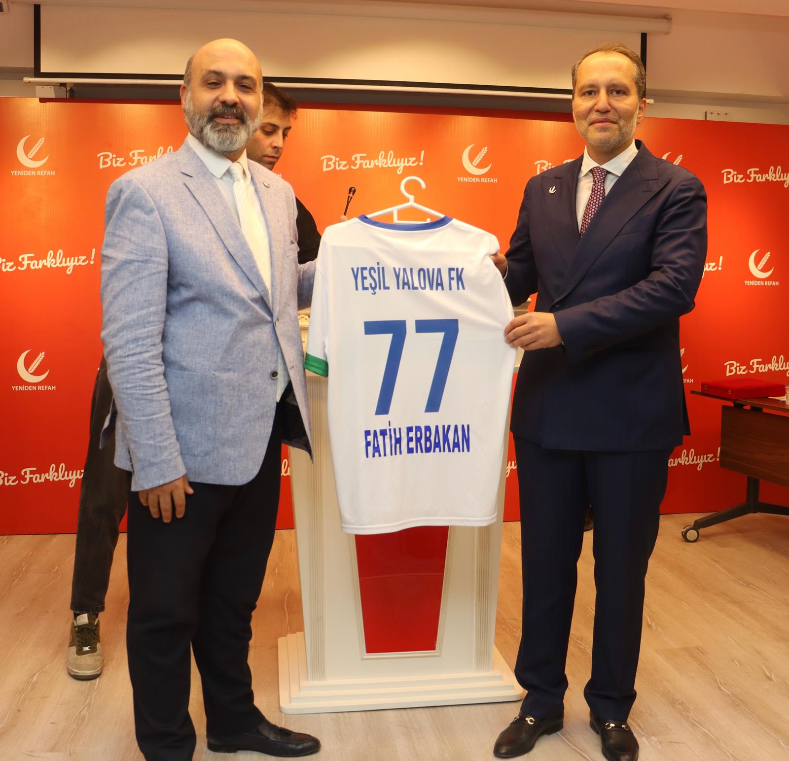 ERBAKAN’A, YEŞİL YALOVA SPOR FORMASI TAKDİM EDİLDİ