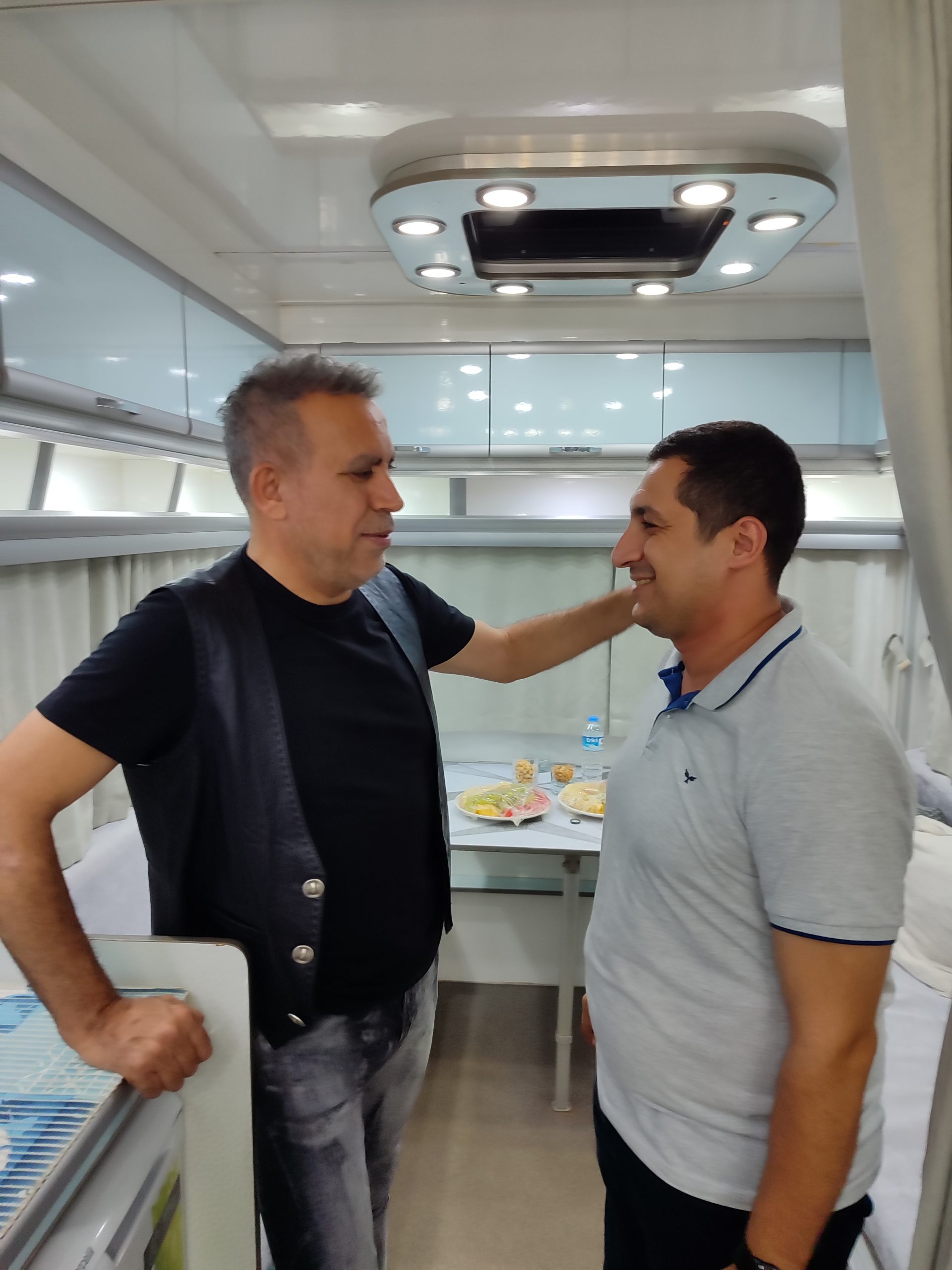 ÜNLÜ SANATÇI LEVENT’TEN, GAZETE AKKENT’E ÖZEL RÖPORTAJ