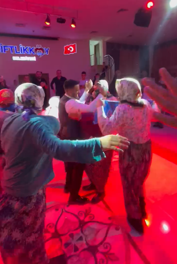 YALOVA’DA DAMADIN ARKADAŞLARI KADIN KILIĞINA GİREREK DÜĞÜNÜ BASTI!