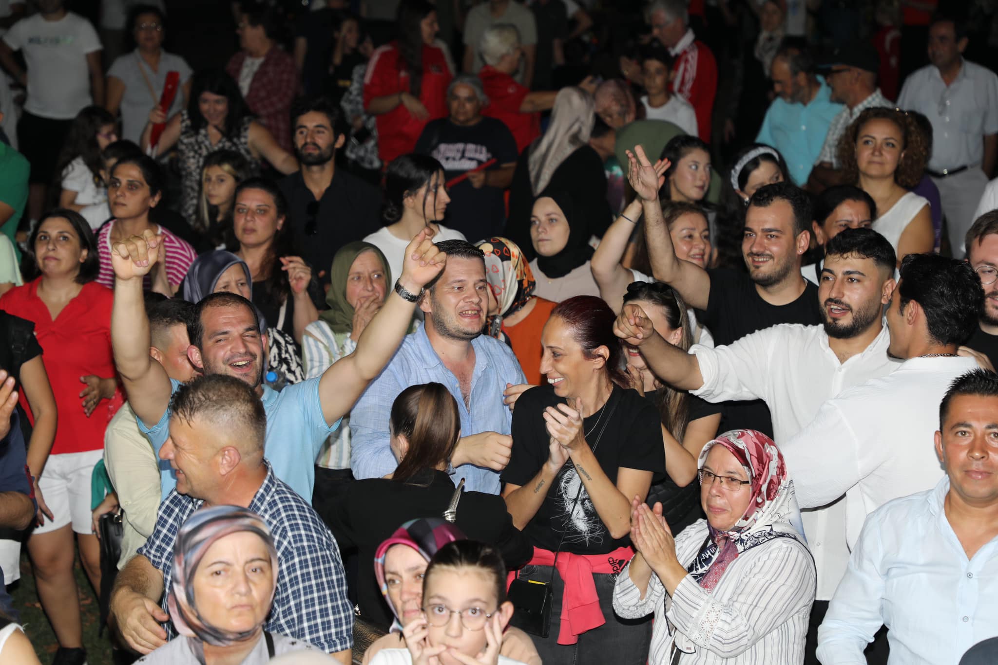 30 AĞUSTOS ZAFER BAYRAMI GENCER SAVAŞ KONSERİYLE KUTLANDI