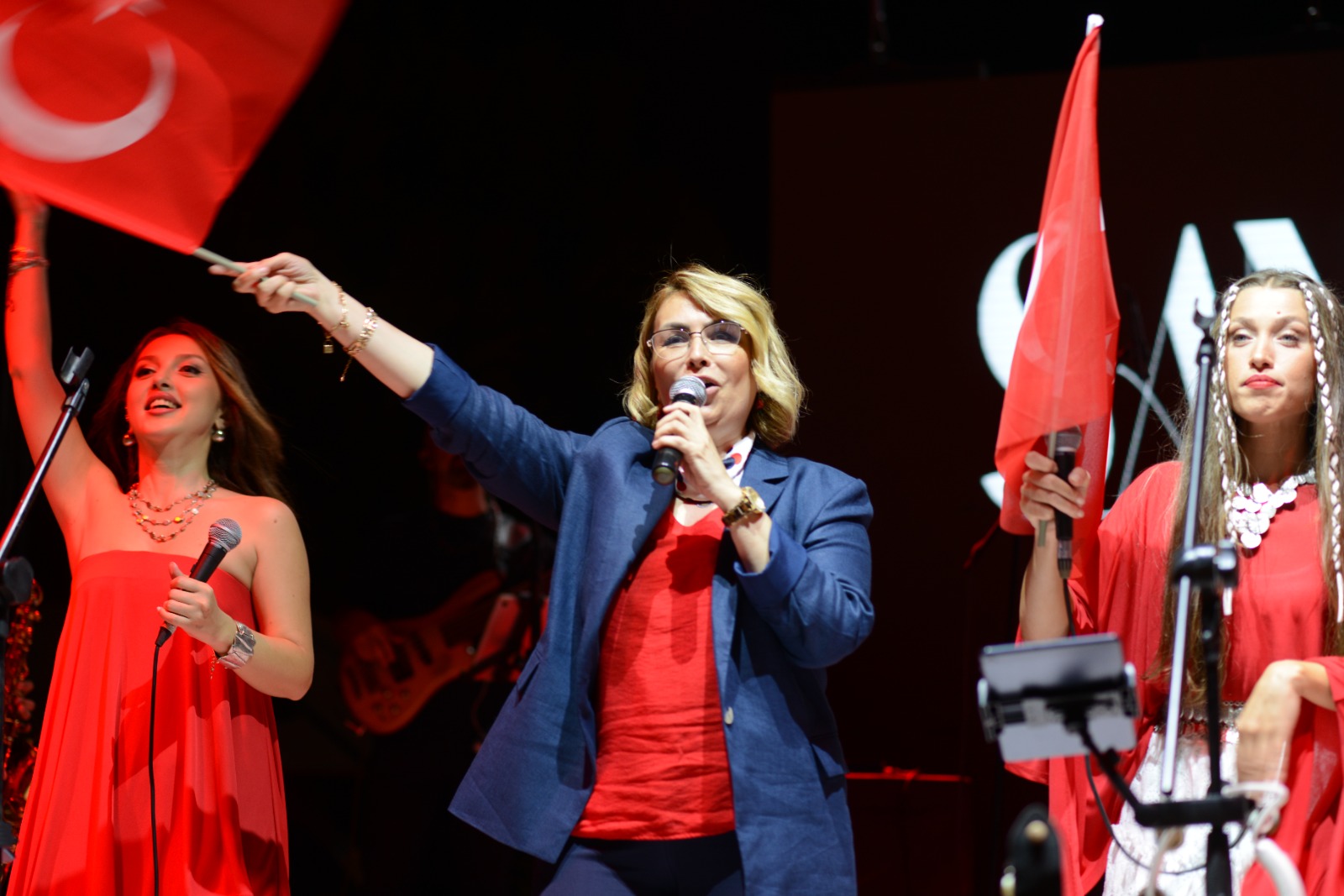 BAŞKAN FAZLACA, SAHNEDE İZMİR MARŞINI SÖYLEDİ