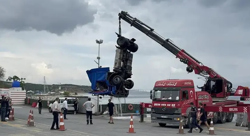 NEGMAR İSKELESİNDEN DENİZE UÇAN TIR, BÖYLE ÇIKARTILDI