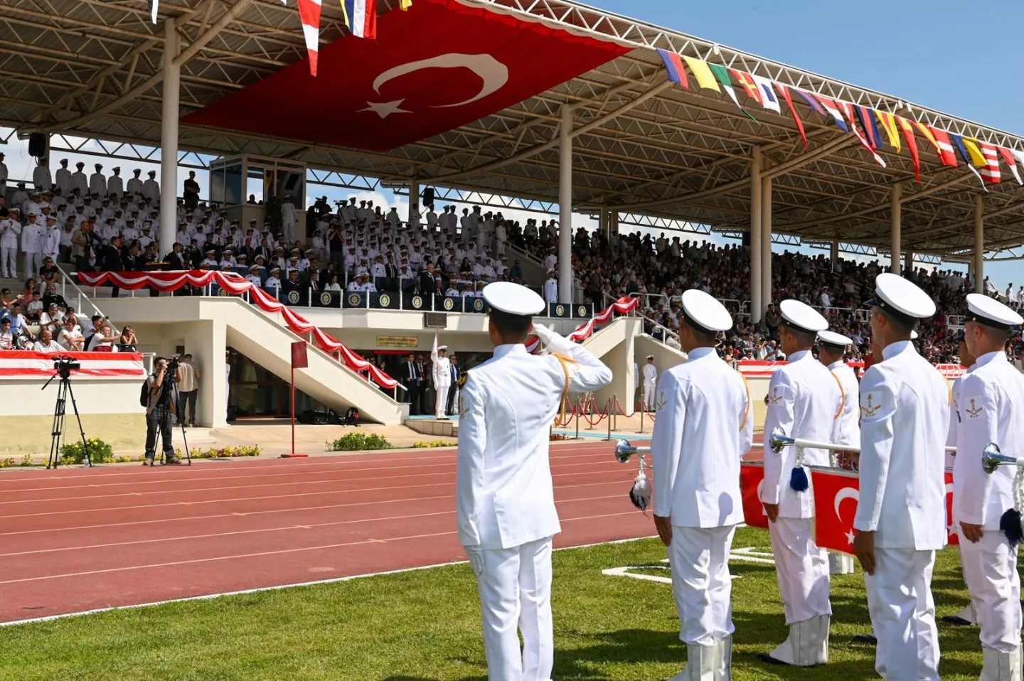 BAKAN GÜLER GENÇ DENİZCİLERİN DİPLOMALARINI VERDİ