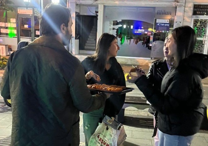 YALOVA’DA FETÖ ELEBAŞI GÜLEN’İN ÖLÜM NEDENİYLE SOKAKLARDA TATLI DAĞITTI