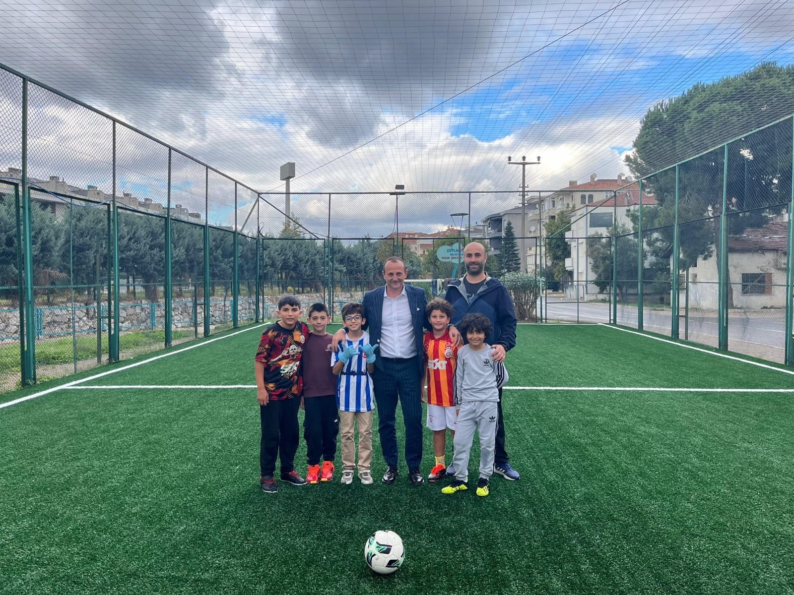 ÇİFTLİKKÖY’DE SPOR ALANLARI ÇİMLENDİ