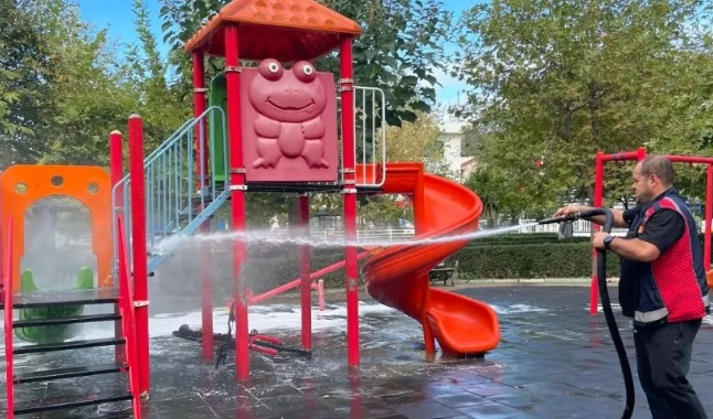 ARMUTLU’DA PARKLAR DEZENFEKTE EDİLDİ