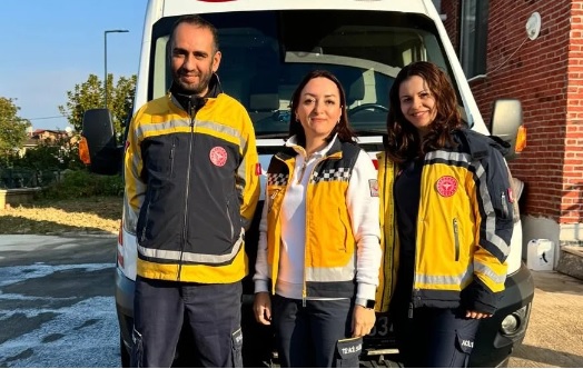 SAĞLIKÇILAR AMBULANSTA DOĞUM YAPTIRDI