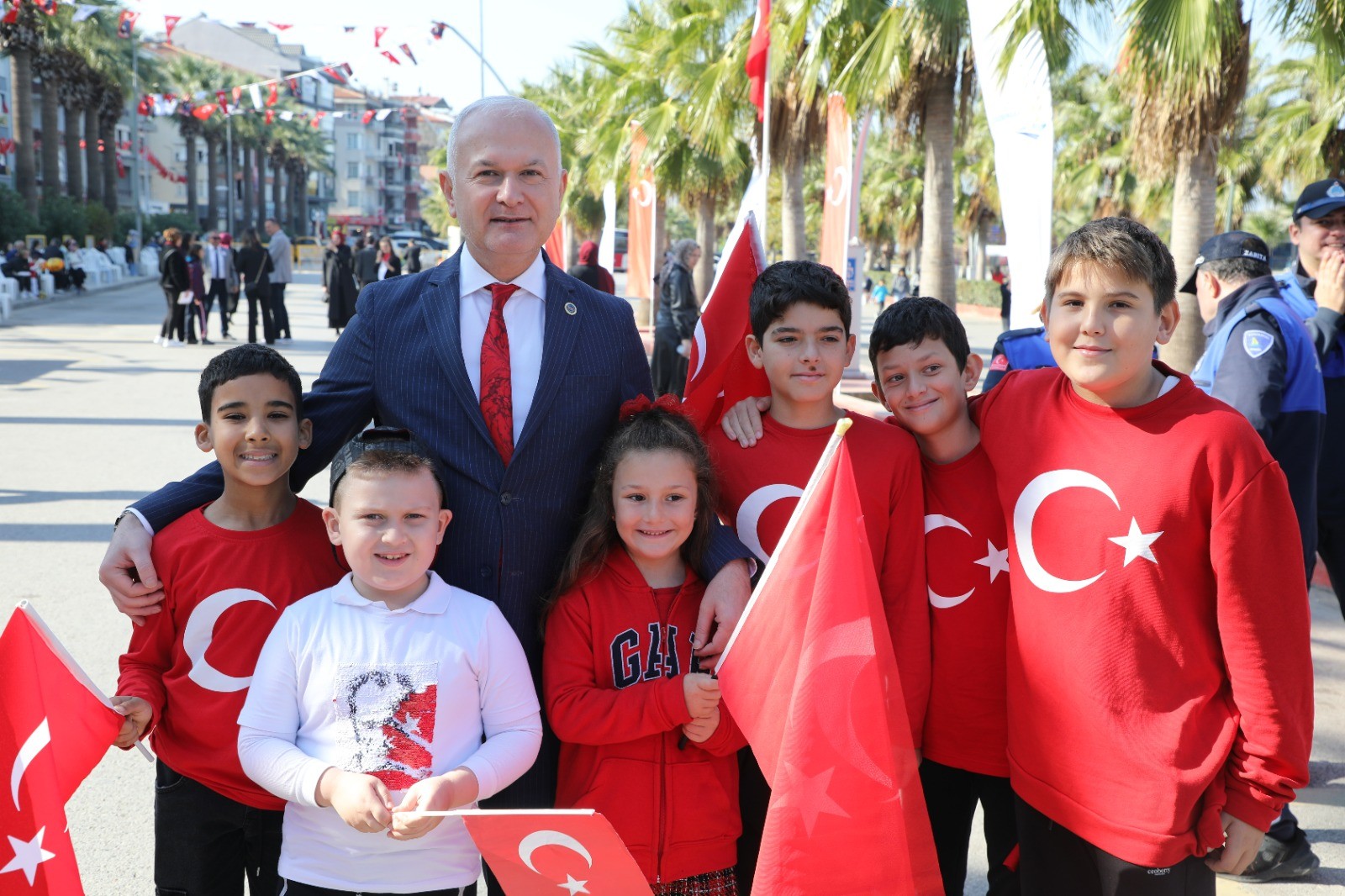 CUMHURİYET COŞKUSU KARAMÜRSEL’İ SARDI