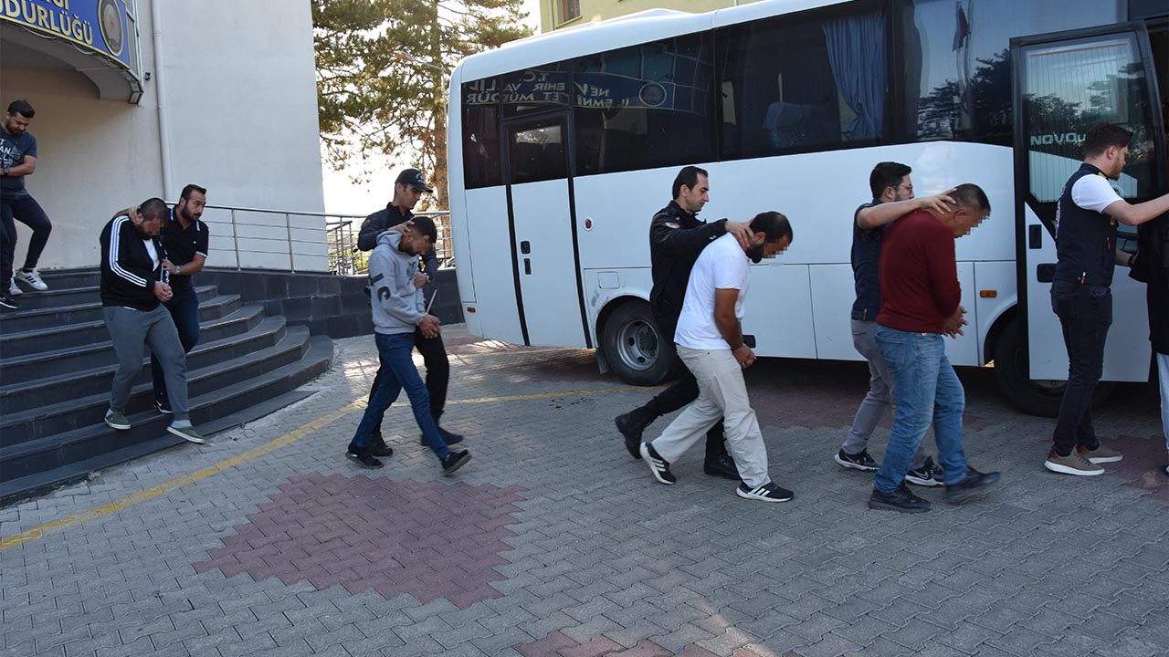 YALOVA’DA DAHİL OLMAK ÜZERE BERBERLİK YAPAN ÇETE ÇÖKERTİLDİ