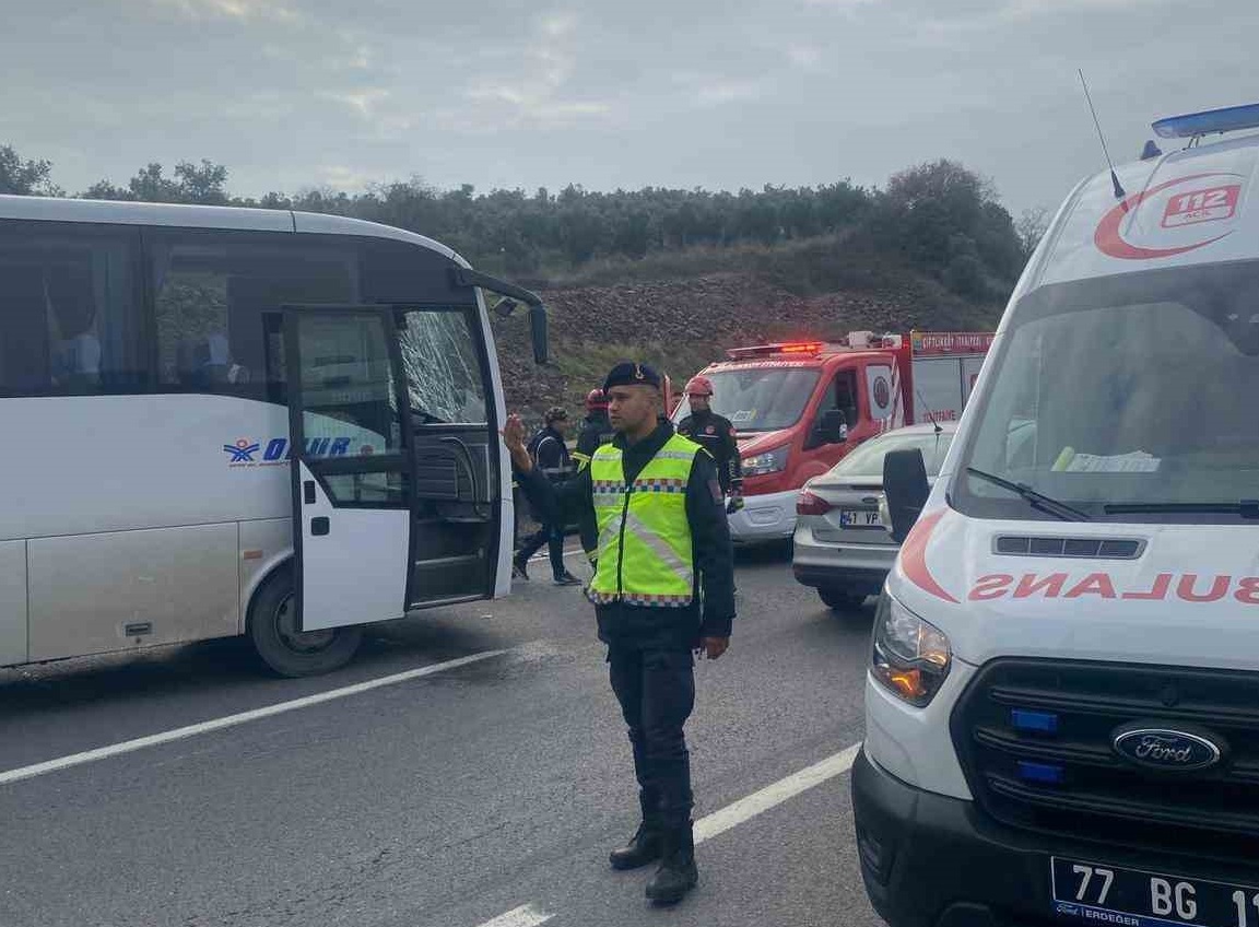 YALOVA’DA MİDİBÜS VİYADÜK AYAĞINA ÇARPTI: 1 YARALI