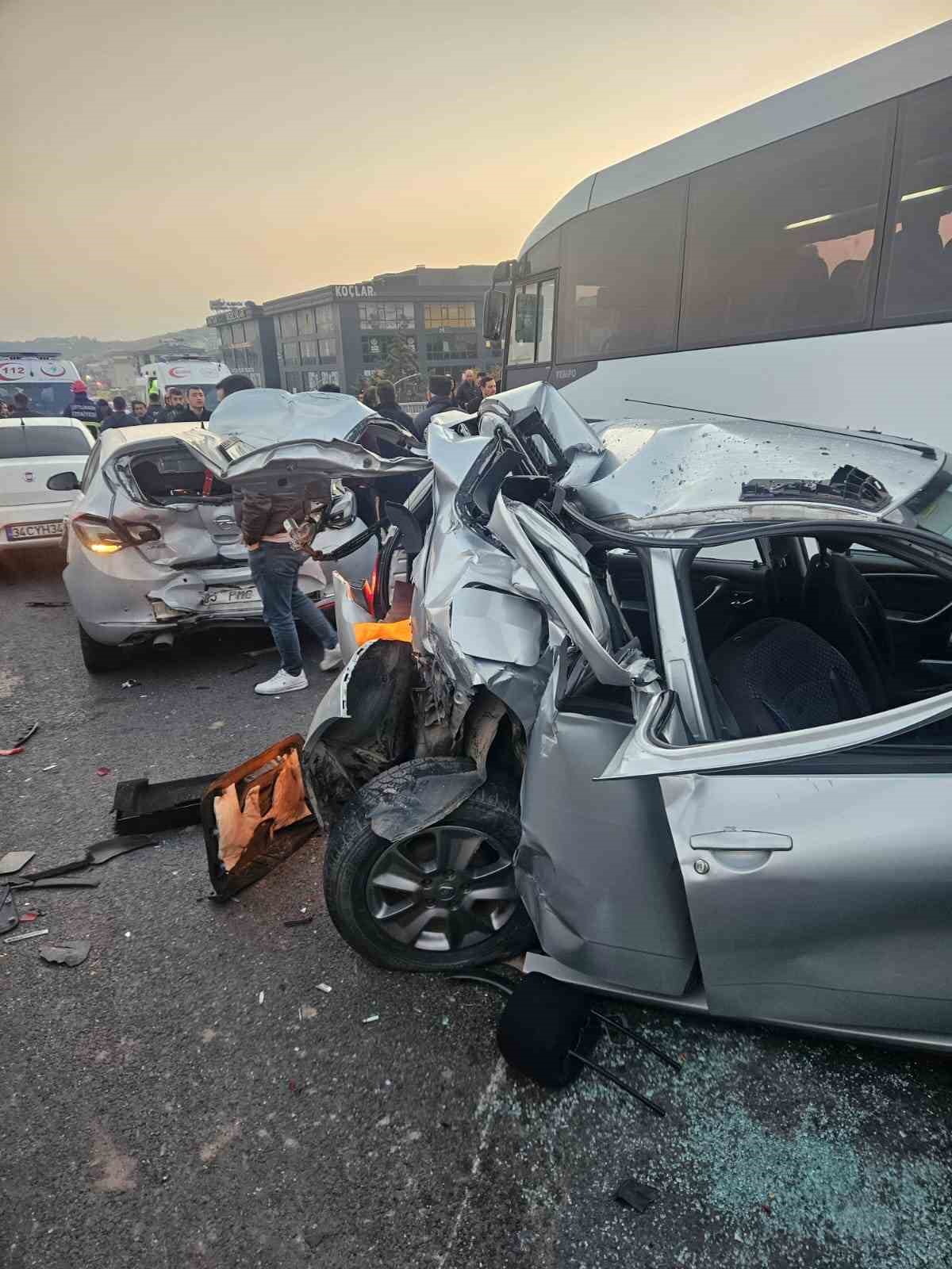 YALOVA’DA 5 ARAÇLI ZİNCİRLEME KAZA: 4 YARALI