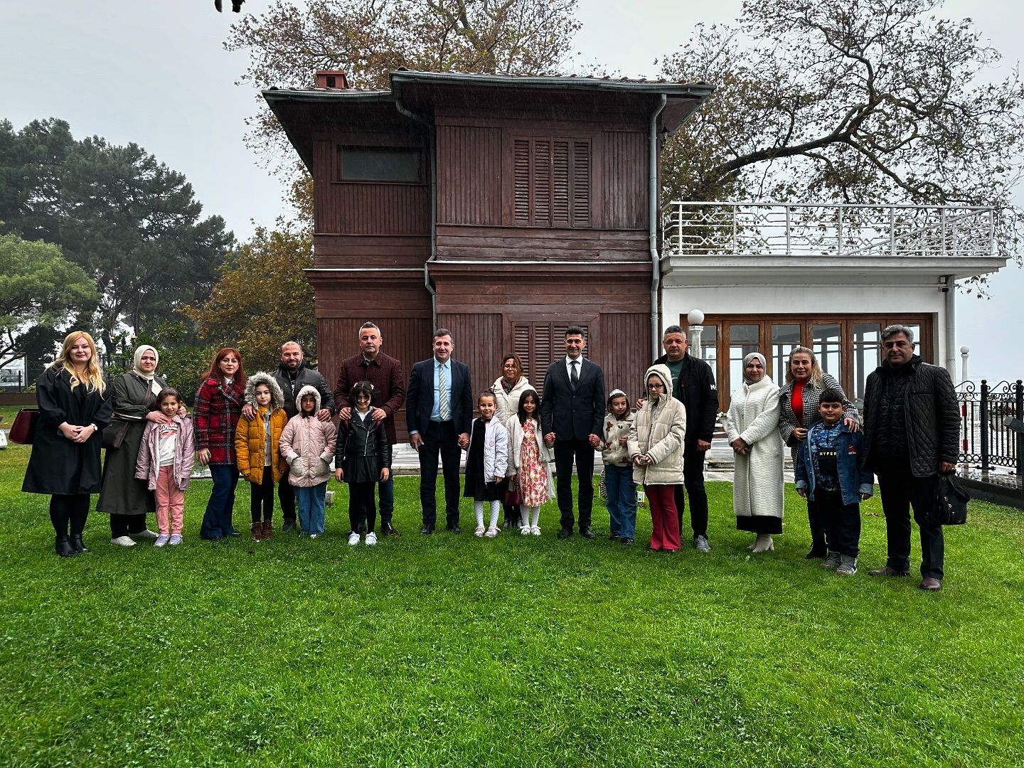GAZİLER VE ÇOCUKLAR YÜRÜYEN KÖŞK’DE