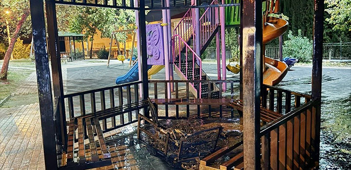 VANDALLAR İŞBAŞINDA!.. ÇOCUK PARKINDA DONATILARI YAKTILAR