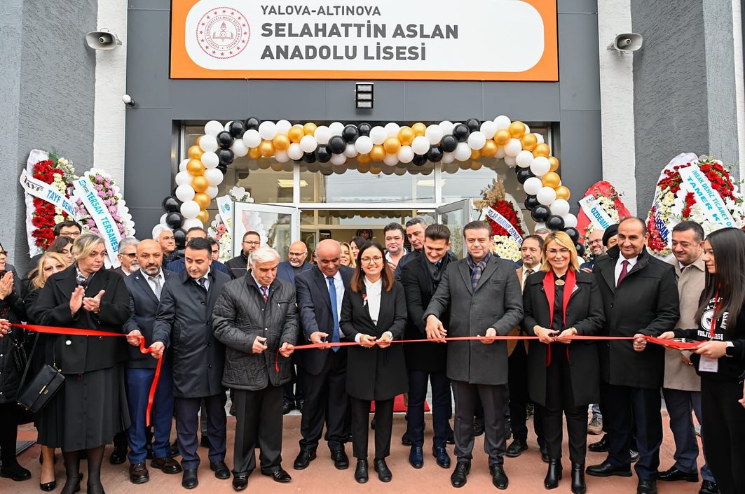 ALTINOVA’DA YAPILAN OKULLAR PROTOKOLÜN KATILIMIYLA AÇILDI