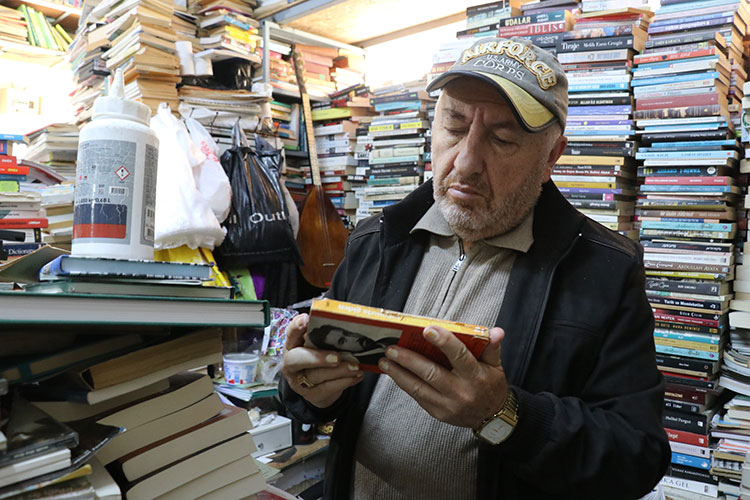 YALOVA’DA 37 YILDIR GENÇLERE KİTAPLARI SEVDİRİYOR