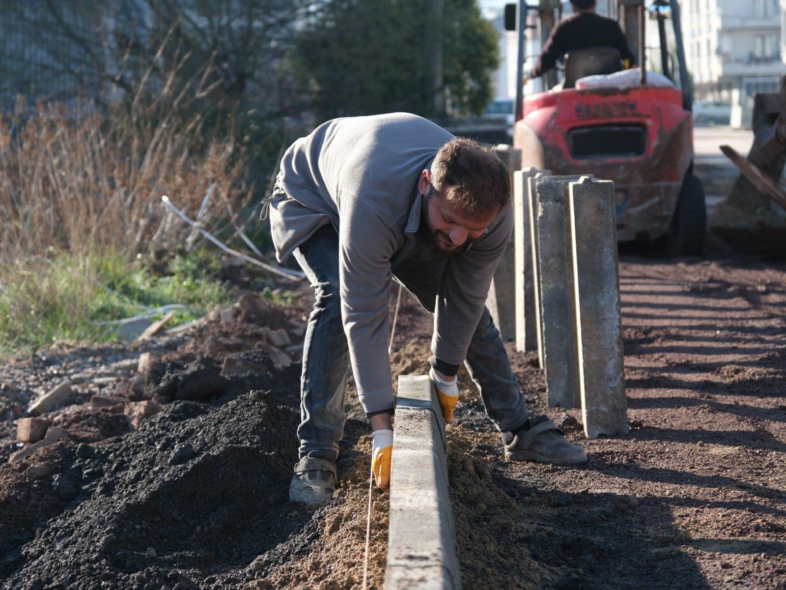 ÇİFTLİKKÖY’DE ASFALT VE PARKE ÇALIŞMALARI SON HIZLA SÜRÜYOR