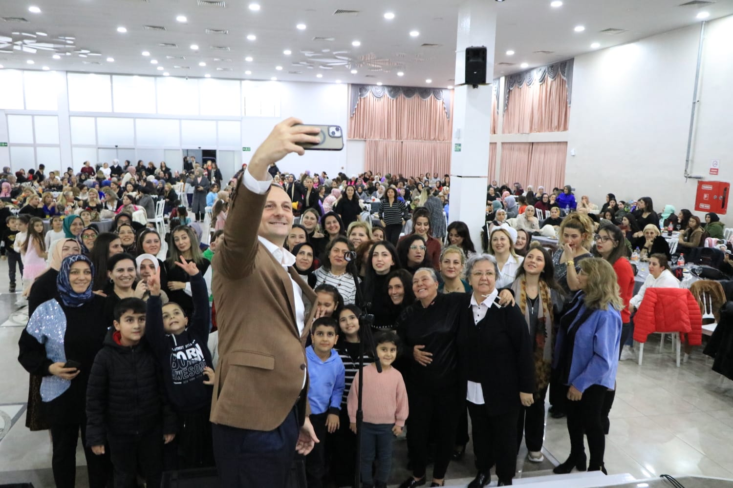 ÇİFTLİKKÖY’DE KADINLAR MATİNESİ COŞKUSU