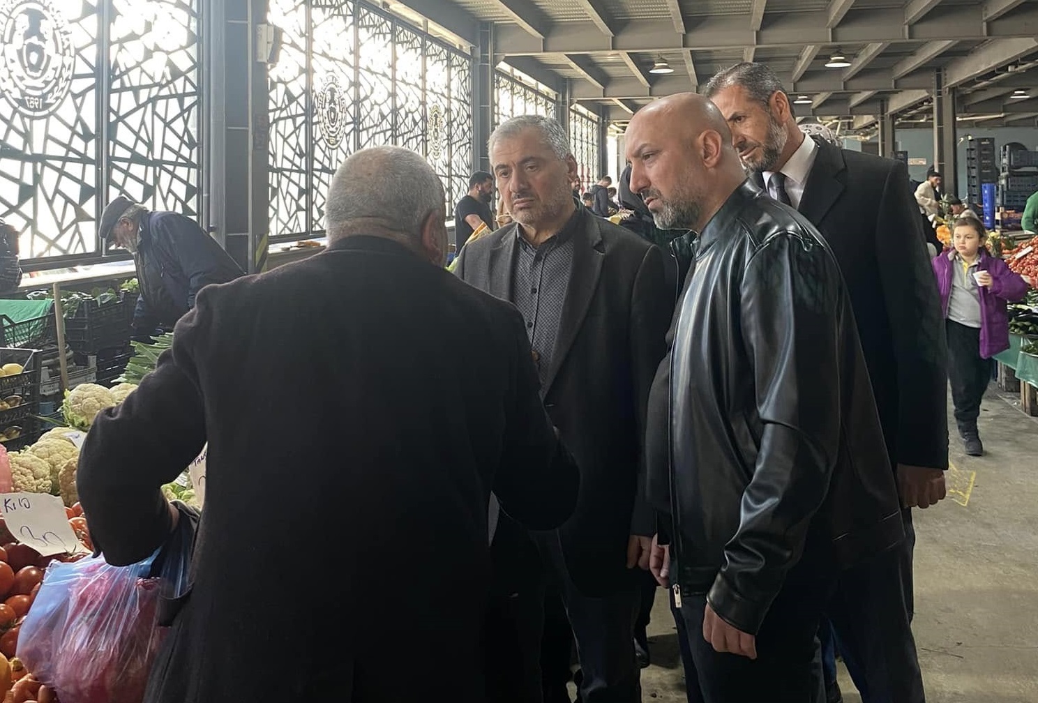 AK PARTİ ALTINOVA İLÇE TEŞKİLATI, TAM KADRO PAZARCI ESNAFINI ZİYARET ETTİ