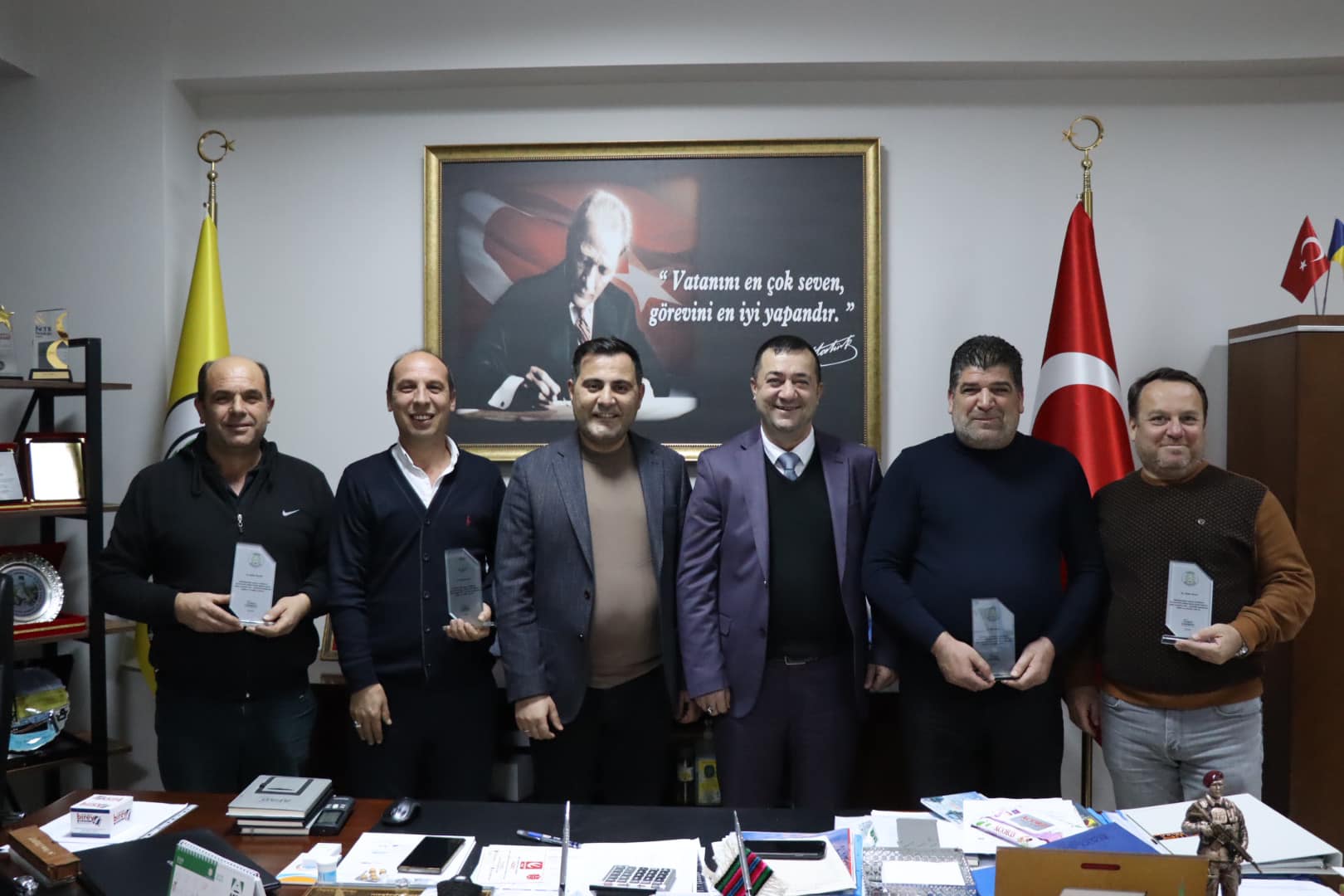 BAŞKAN CANBAY, EMEKLİ OLAN PERSONELLERE PLAKET TAKDİM ETTİ