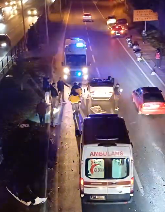 MİNİBÜSE ÇARPAN OTOMOBİL TAKLA ATTI