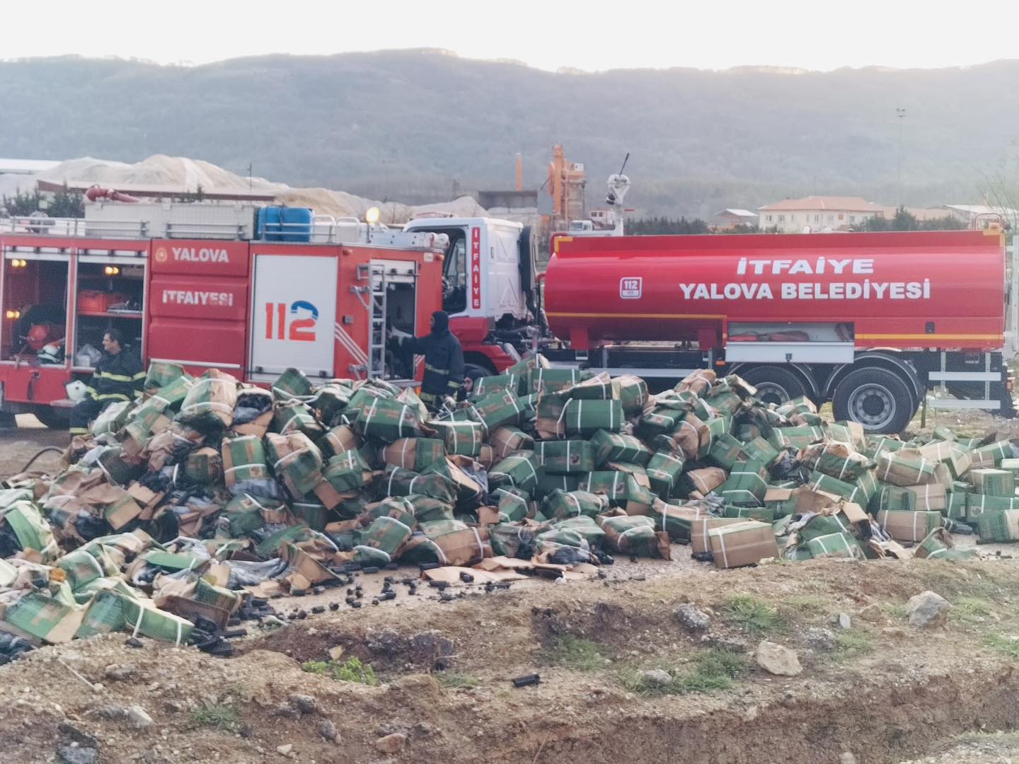 MANGAL KÖMÜRÜ YÜKLÜ TIRDA YANGIN ÇIKTI